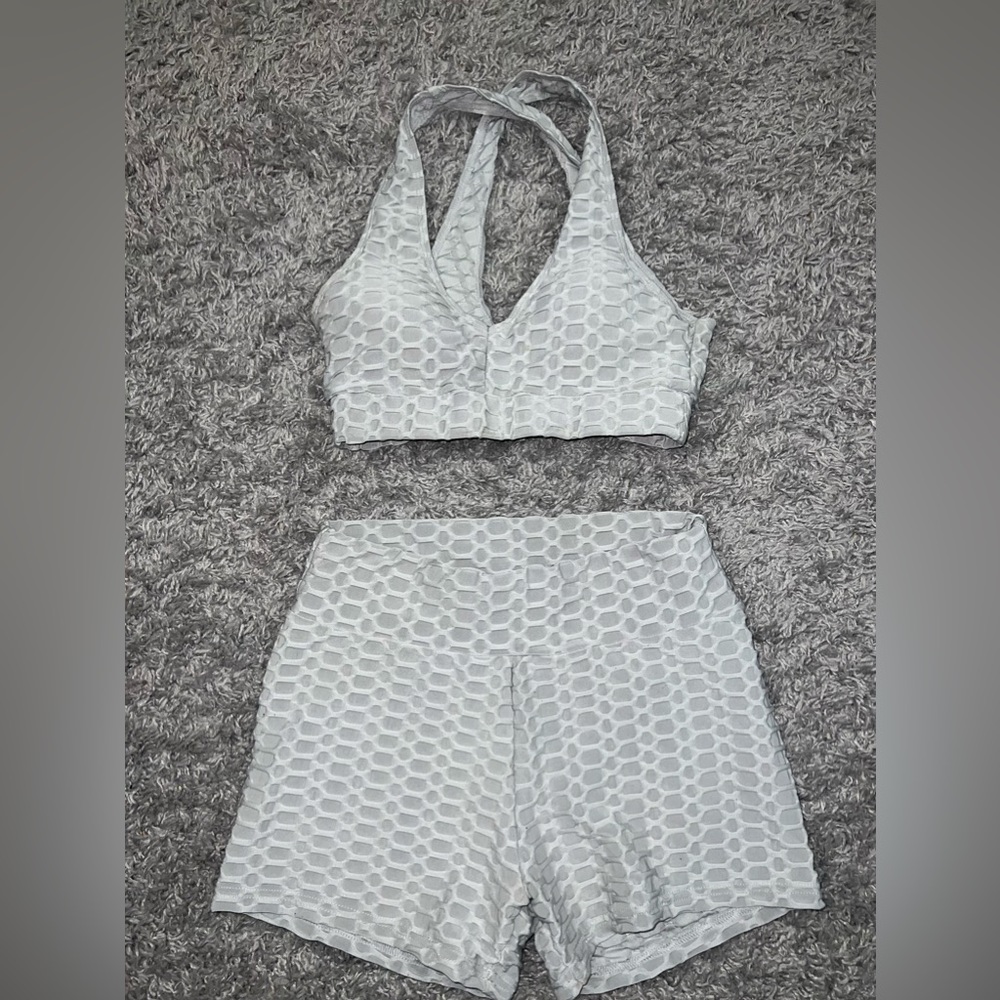 workout set w/ cross back top 👻
